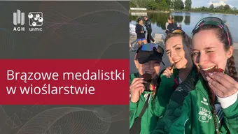trzy młode kobiety uśmiechając się zagryzają medale