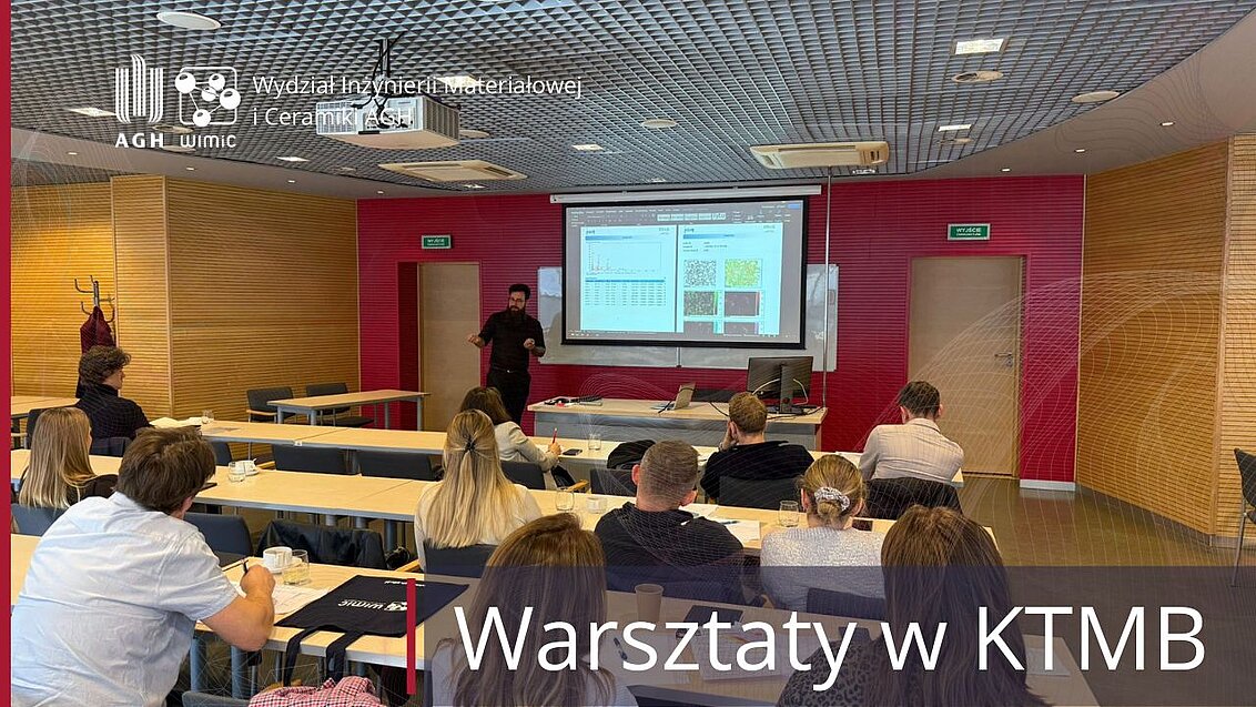 grupa ludzi siedzi przy stołach i słuchają mężczyzny