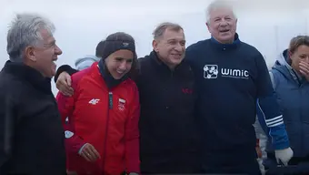 od lewej: prof. Jan Deja - Prodziekan ds. współpracy; olimpijka Maria Sajdak; prof. Jerzy Lis - Rektor AGH, prof. Jerzy Jedliński - Dziekan Wydziału Inżynierii Materiałowej i Ceramiki od lewej: prof. Jan Deja - Prodziekan ds. współpracy; olimpijka Maria Sajdak; prof. Jerzy Lis - Rektor AGH, prof. Jerzy Jedliński - Dziekan Wydziału Inżynierii Materiałowej i Ceramiki