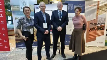 4 osoby pozujące podczas konferencji