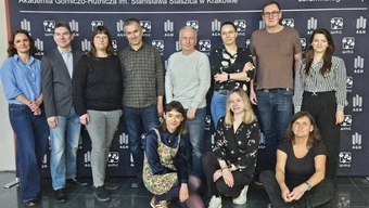grupa mężczyzn i kobiet ubranych nieformalnie stoi obok siebie i pozują do zdjęcia